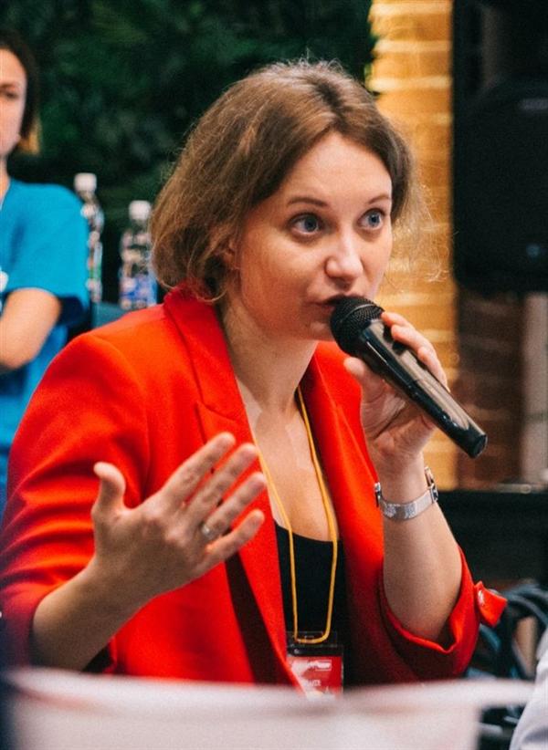 Ирина выступает с микрофоном
