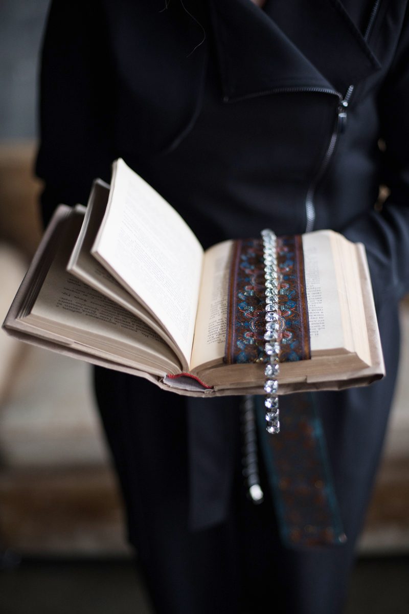 Раскрытая книга в руках